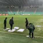 Σλοβενία: Καθαρίζουν τα νερά από το γήπεδο με… πετσέτες (vid)