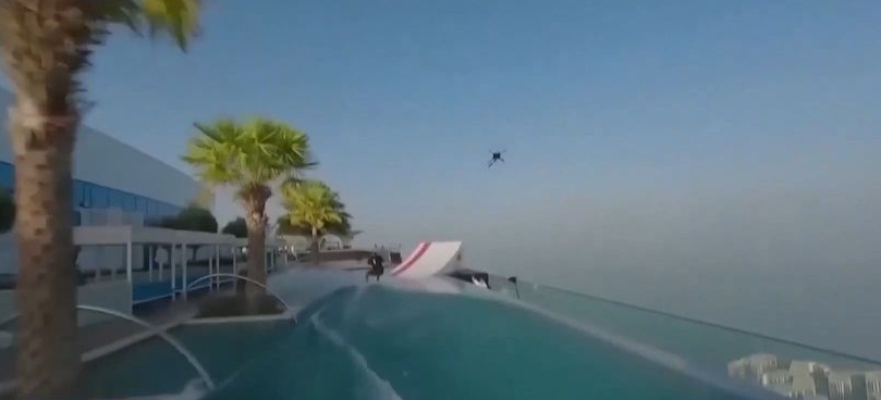 Βίντεο που κόβει την ανάσα: Wakeskate σε πισίνα υπερχείλισης και μετά πτώση από τον 77ο όροφο ουρανοξύστη! (vid)