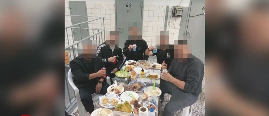 Κρατούμενοι έκαναν χριστουγεννιάτικο ρεβεγιόν μέσα στις φυλακές Κορυδαλλού (vid)