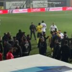 Χαμός στο Ινσταμπούλσπορ – Τράμπζονσπορ, οι γηπεδούχοι έφυγαν από το γήπεδο φωνάζοντας για τη διαιτησία (vid)
