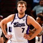 Οι Ράπτορς αποδέσμευσαν τον Βεζένκοβ, που οδεύει στον Ολυμπιακό