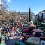 Αγρότες μπήκαν με τα τρακτέρ τους στην κεντρική πλατεία της Λάρισας (vid)