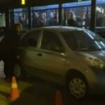 Σήκωσαν αυτοκίνητο με τα χέρια για να περάσει λεωφορείο (vid)