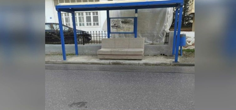Περαία: : «Στόλισε» τον καναπέ του σε… στάση του ΟΑΣΘ (vid)