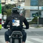 Οδηγός μηχανής “φόρεσε” την πινακίδα κυκλοφορίας στην… πλάτη (vid)