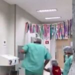 Παιδίατρος «ντύνει» σούπερ ήρωες τους ασθενείς του (vid)