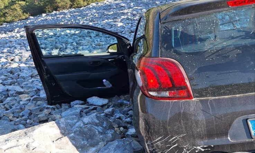 Σοκαριστικό τροχαίο – Αυτοκίνητο έπεσε σε γκρεμό! (vid)