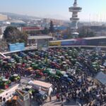 Παραμένουν οι αγρότες της Βόρειας Ελλάδας με τα τρακτέρ τους στη νότια πύλη της ΔΕΘ (vid)