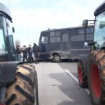 Ένταση στο Λάκκωμα: Η Αστυνομία δεν επιτρέπει στα τρακτέρ να μπουν μέσα στην πόλη (vid)