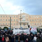 Έξω από τη Βουλή τα τρακτέρ των αγροτών (vid)