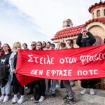 Πλήθος φοιτητών στον τόπο της τραγωδίας των Τεμπών – «Δε θα σας ξεχάσουμε, να αποδοθεί δικαιοσύνη»
