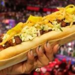 Hot Dog, καβουροπόδαρα και γιγαντιαία ντόνατς: Τι τρώνε οι celebrities στη VIP σουίτα του Super Bowl (vid)