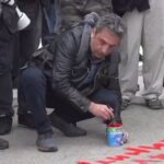 Τέμπη: Έγραψαν με κόκκινη μπογιά τα ονόματα των θυμάτων μπροστά στον άγνωστο στρατιώτη (vid)
