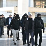 Ξέσπασαν μητέρα και 12χρονη κατά του Ηλία Μίχου: «Τέρας ο 54χρονος, βίαζε ένα παιδί» (vid)