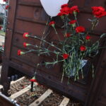 Θεσσαλονίκη: Λουλούδια και κεριά στον παλαιό σταθμό για τα θύματα του Ολοκαυτώματος (pics)