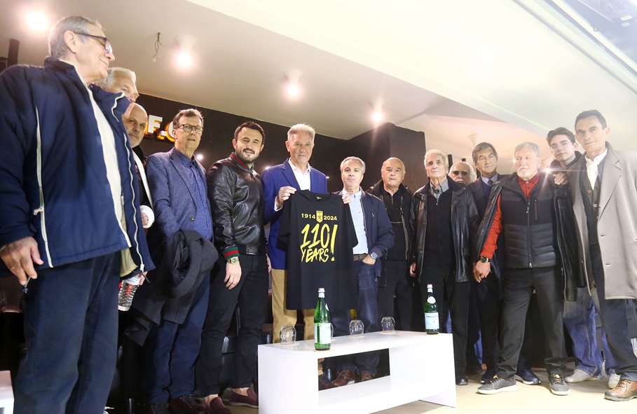 Ο Καρυπίδης τίμησε τις ομάδες του ΄70 και του ΄80