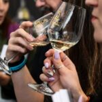 Εστιατόριο χαρίζει μπουκάλι κρασί σε όσους δεν χρησιμοποιούν τα κινητά τους (vid)