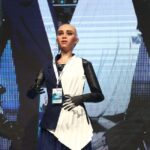 «Ατύχημα» για το ρομπότ Σοφία στη ΔΕΘ – Δεν είδε το σκαλοπάτι κι έπεσε (vid)