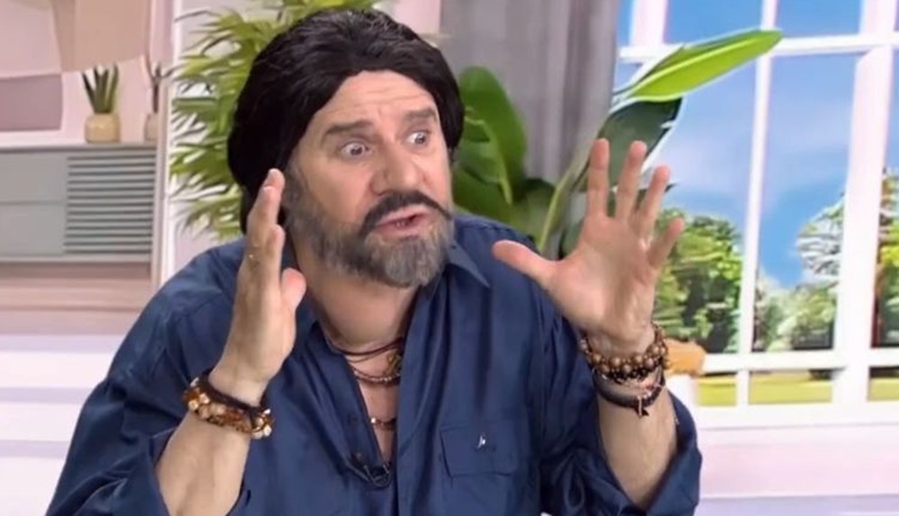 Mitsi VAR: Ο Θανάσης Ευθυμιάδης δείχνει στη Φαίη Σκορδά την απόλυτη στάση για την τουαλέτα (vid)