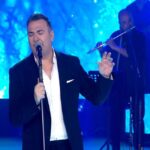 Ο Αντώνης Ρέμος ερμηνεύει το «Είναι στιγμές» (vid)