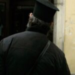 Πετούσε… σουβλάκια και κουτάκια μπύρας στον παπά λόγω ζήλειας