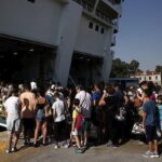 Πειραιάς: Γυναίκα έπεσε στη θάλασσα πριν τον απόπλου του Blue Star Naxos (vid)