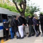 Παραδόθηκε ένας ύποπτος για τη δολοφονία του αστυνομικού στο Ρέντη (vid)