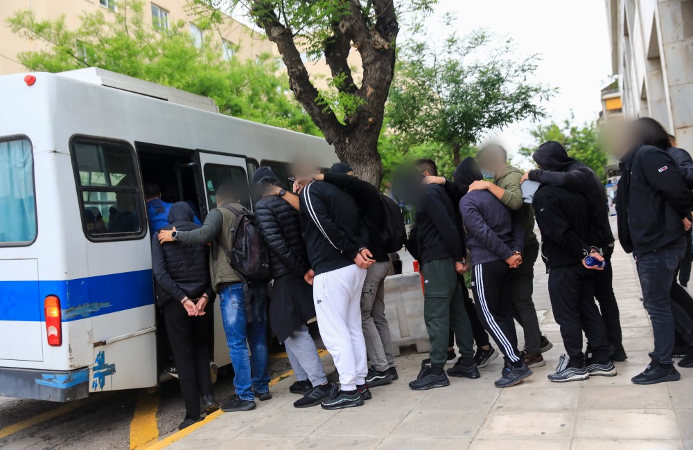Παραδόθηκε ένας ύποπτος για τη δολοφονία του αστυνομικού στο Ρέντη (vid)