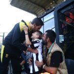 Πανέμορφη στιγμή: Ο Κουέστα αγκαλιά με τον μικρό Γιαννάκη στο “Κλ. Βικελίδης”! (pics)