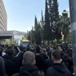 Eκατοντάδες οπαδοί της ΑΕΚ έξω από το ξενοδοχείο παρά την απαγόρευση