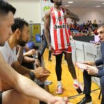 Τραυματίστηκε ο Πετρούσεβ, άνοιξε διάλογο με την εξέδρα ο Μπαρτζώκας στο 16′ του Κολοσσός-Ολυμπιακός (vid)