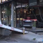 Αυτοκίνητο βγήκε εκτός πορείας και… μπήκε σε καφετέρια