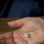 Γυναίκα λίγο έλειψε να φάει… μαργαριτάρι, που ήταν μέσα σε όστρακο (vid)