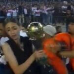 Πλακώθηκαν σε τελικό και έπεσαν πάνω στην κοπέλα που κρατούσε το τρόπαιο (vid)