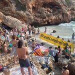 Μαγιόρκα: Οργισμένοι ντόπιοι διώχνουν τουρίστες από παραλία (vid)
