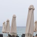 Η στιγμή της επέμβασης της αστυνομίας και ΑΑΔΕ στην παραλία της Ρόδου με τις παράνομες ξαπλώστρες (vid)