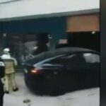 Όχημα ΙΧ… καρφώθηκε σε τζαμαρία καταστήματος (vid)