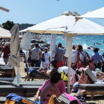 Χαλκιδική: Το κίνημα της ξαπλώστρας και… η μάχη της ομπρέλας (vid)
