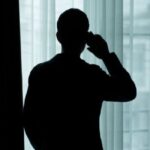 Απίστευτη τηλεφωνική απάτη: Έκλεψε 32.000 ευρώ και είπε να καλέσει το 100 (vid)
