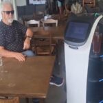 Σερβιτόρα… από το μέλλον στο Σπήλι του Ρεθύμνου (vid)