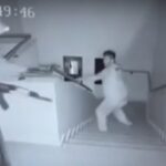 Βίντεο-σοκ: Η στιγμή που στοχεύουν με καλάσνικοφ υπάλληλο του γηροκομείου