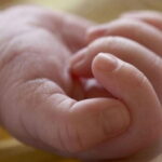 Μητέρα άφησε το βρέφος της στο αυτοκίνητο και πέθανε (vid)