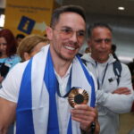 Αποθέωση στην άφιξη του Πετρούνια στην Ελλάδα (vid)