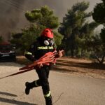 Σε εξέλιξη η πυρκαγιά στον Πλατανιά Χανίων – Ισχυρές πυροσβεστικές δυνάμεις, μήνυμα από το 112 (vid)