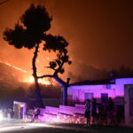 Εκτός ελέγχου η φωτιά στην Πεντέλη – Σε απελπισία οι κάτοικοι της περιοχής (vid)