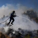 Γραμματικό: «Δασοκομάντο» επιχειρούν μέσα στις φλόγες (vid)