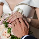 Πρόταση γάμου με πανό και πυρσούς στην πλατεία Αριστοτέλους (vid)