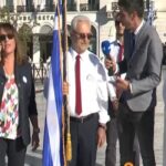 28η Οκτωβρίου: 80χρονος επέστρεψε στο σχολείο και έγινε σημαιοφόρος στην παρέλαση (vid)