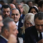 Σοκ με επίθεση στον Φρέντι Μπελέρη – Του πετούσαν γιαούρτια και αυγά (vid)