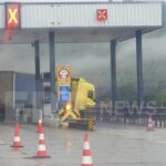 Φορτηγό έπεσε πάνω σε μπάρες διοδίων!